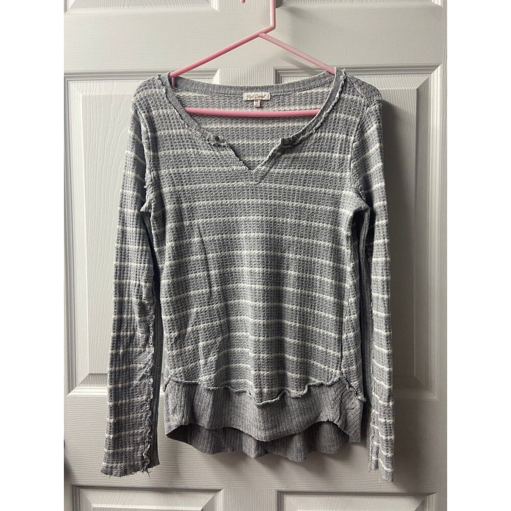 Red Camel Top Womens Medium Gray White Striped Distressed Knit Long Sleeve VNeck
